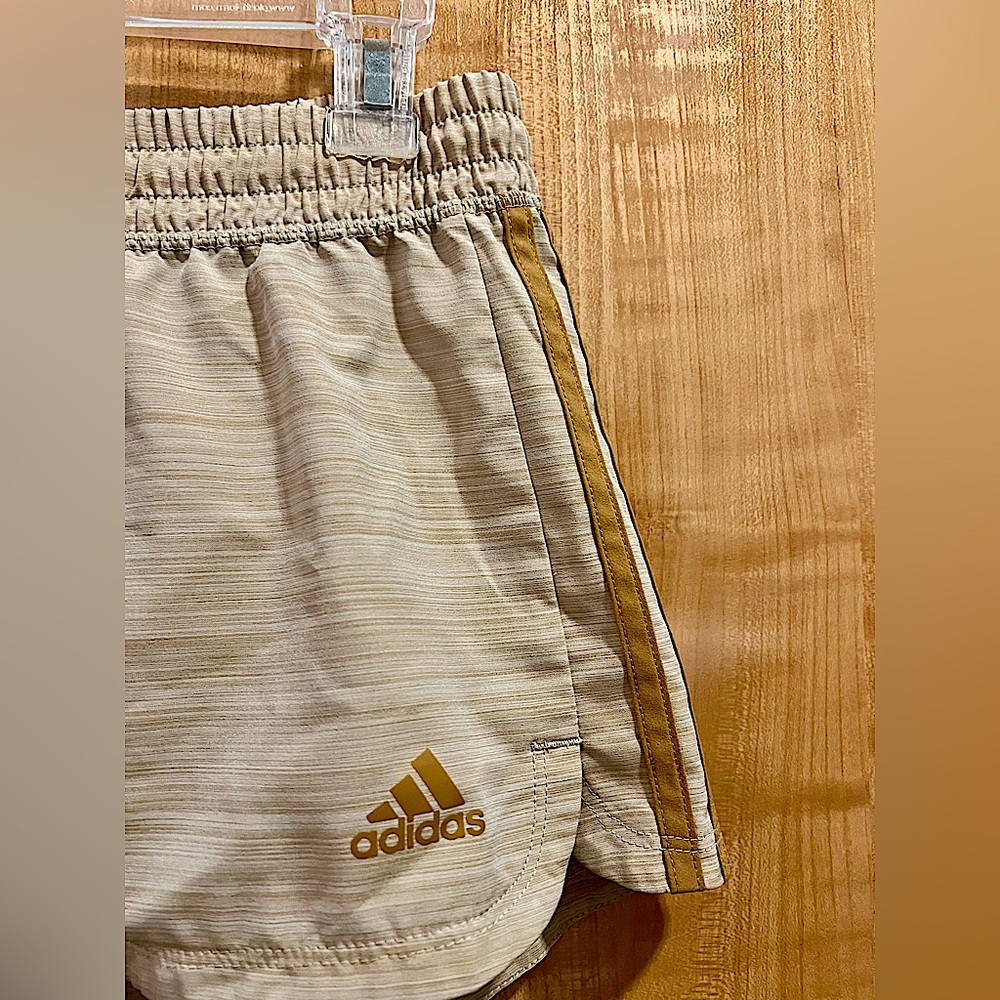 Women’s Adidas Aeroready athletic shorts 👟